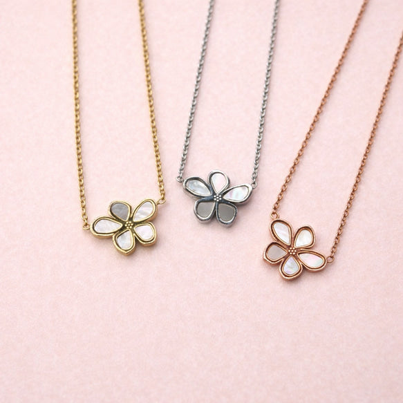 シェルの光沢+フラワーでドレスアップネックレス│金属アレルギー対応│サージカルステンレス│つけっぱなし
