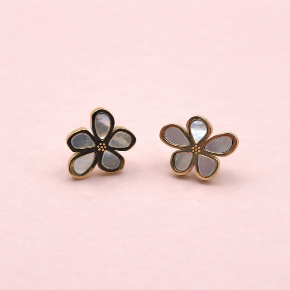 わたしを彩るシェルピアス│金属アレルギー対応│サージカルステンレス│つけっぱなし
