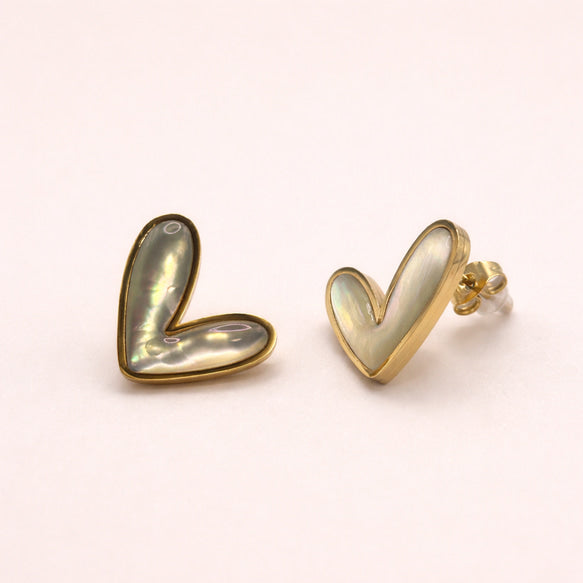 乙女心くすぐる白蝶貝×ハートピアス│金属アレルギー対応│サージカルステンレス│つけっぱなし