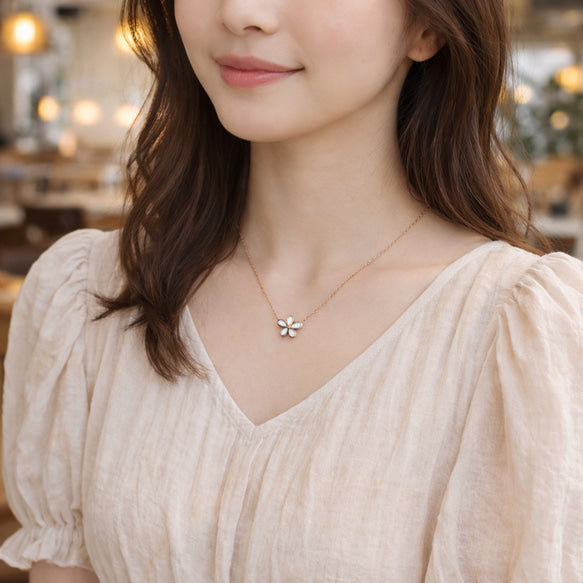 シェルの光沢+フラワーでドレスアップネックレス│金属アレルギー対応│サージカルステンレス│つけっぱなし