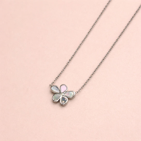 シェルの光沢+フラワーでドレスアップネックレス│金属アレルギー対応│サージカルステンレス│つけっぱなし