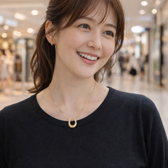 憧れのホースシューネックレスでキレイに決まる!│金属アレルギー対応│サージカルステンレス│つけっぱなし