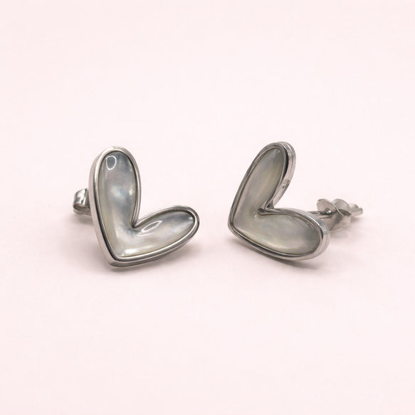 乙女心くすぐる白蝶貝×ハートピアス│金属アレルギー対応│サージカルステンレス│つけっぱなし
