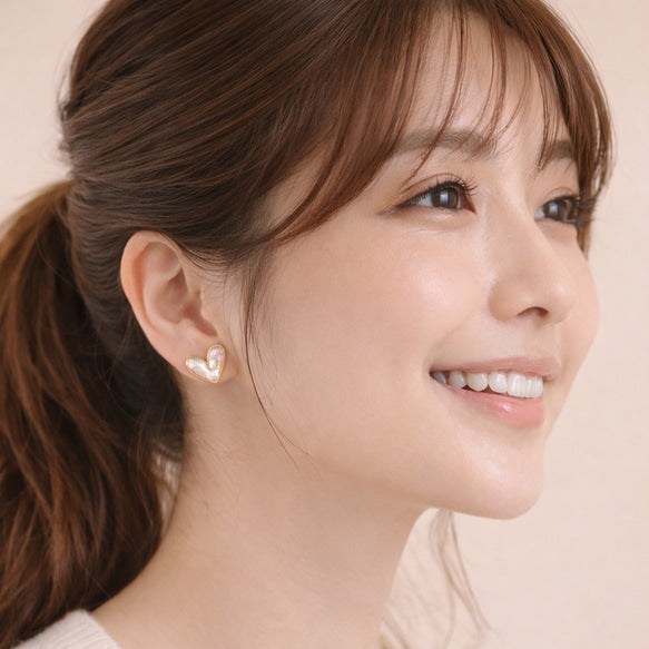 乙女心くすぐる白蝶貝×ハートピアス│金属アレルギー対応│サージカルステンレス│つけっぱなし