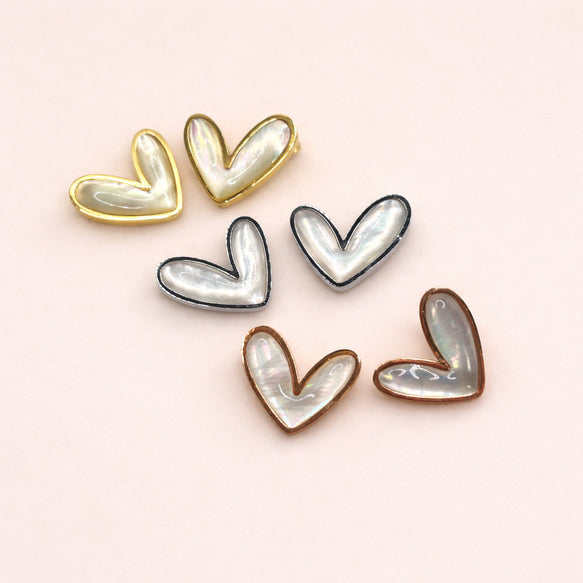 乙女心くすぐる白蝶貝×ハートピアス│金属アレルギー対応│サージカルステンレス│つけっぱなし