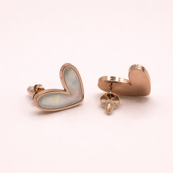 乙女心くすぐる白蝶貝×ハートピアス│金属アレルギー対応│サージカルステンレス│つけっぱなし