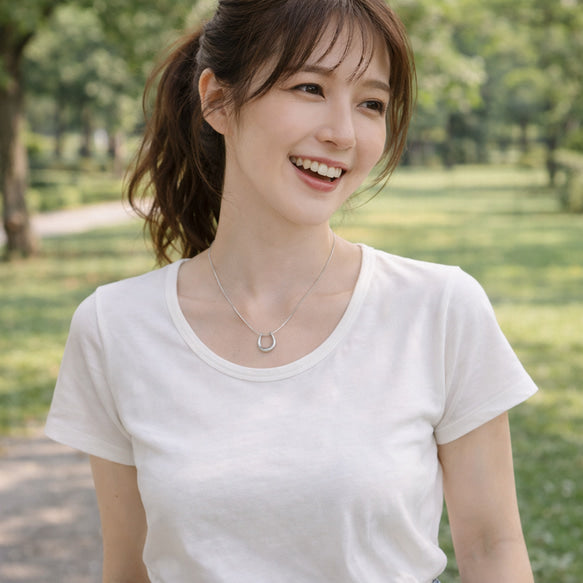 憧れのホースシューネックレスでキレイに決まる！│金属アレルギー対応│サージカルステンレス│つけっぱなし